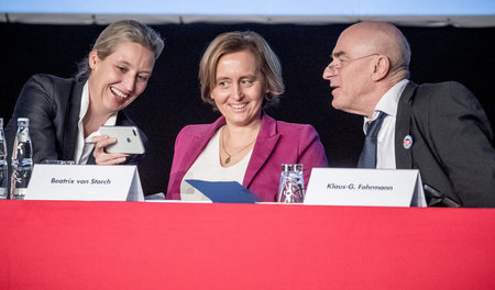 Bemüht um gute Laune: Die AfD-Politiker Alice Weidel, Beatrix vo...