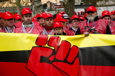 Bereits am 17. November 2007 demonstrierten über 40000 Arbeiter ... Bereits am 17. November 2007 demonstrierten über 40000 Arbeiter ...
