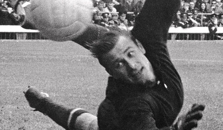 Die russische Torwartlegende Lew Jaschin, 1966 bei der WM in Eng...
