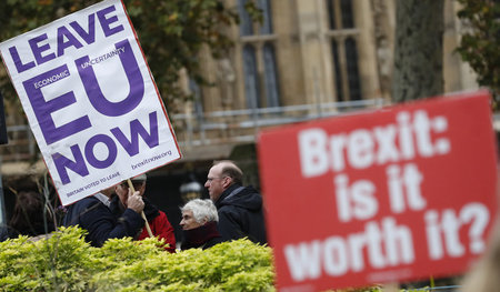 »Brexit«-Befürworter und -Gegner demonstrieren in der Nähe des b...