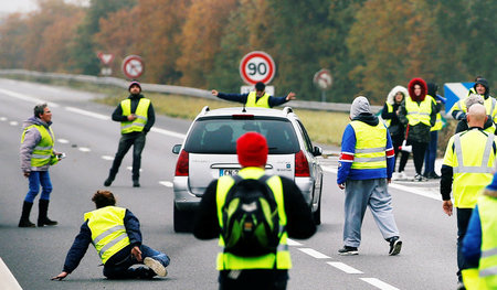 Lebensgefährliche Aktion: Ein Autofahrer durchbricht eine Straße...