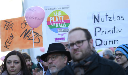 Protest gegen den NPD-Parteitag am Sonnabend im hessischen Büdin...