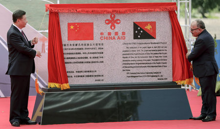 China setzt auf Kooperation: Präsident Xi Jinping (l.) und Papua...