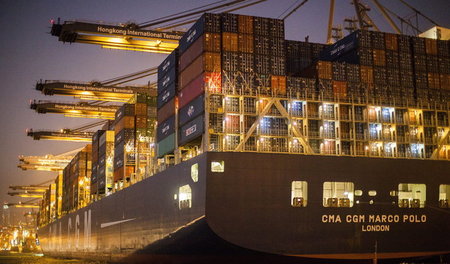 Stapelt hoch im Wettbewerb mit China: Containerschiff des franzö...