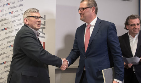Nicht in Fragen einer Meinung: IG-Metall-Chef Jörg Hofmann (l.) ...