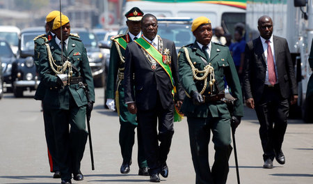 Mann des Militärs: Simbabwes Präsident Emmerson Mnangagwa auf de...