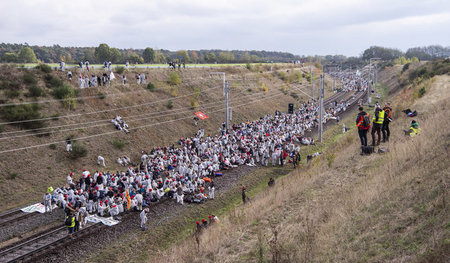 Aktivisten des Bündnisses »Ende Gelände« protestieren auf den Gl...