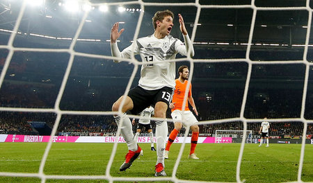 Müller im Netz, Ball weit draußen. Szene aus D – NL (2:2)