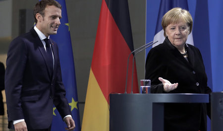 Ergebenheitsgesten gegenüber Deutschland: Macron und Bundeskanzl...