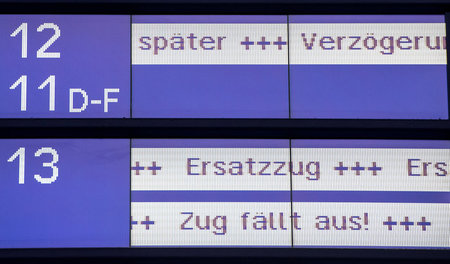 Eine Anzeigetafel im Hamburger Hauptbahnhof (Juni 2018)