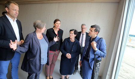 Bausenatorin Katrin Lompscher (Die Linke, 2. v. l.) bei der Grun...