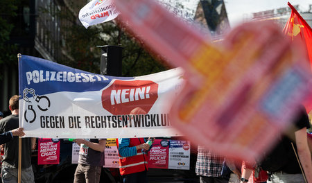 Stinkefinger zeigen: Demonstranten in Niedersachsens Landeshaupt...