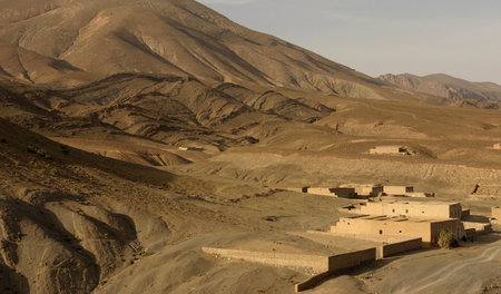 Blick auf die im Hohen Atlas gelegene Berber-Siedlung Zaouia Sid...