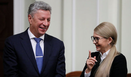 Warten auf die Chefin: Jurij Bojko (l.) und Julia Timoschenko (r...