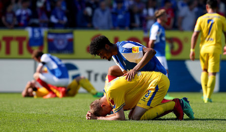 Trost vom Gegner für den Mann im gelben Trikot: Eintracht Brauns...