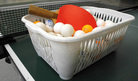 Ein Wäschekorb voller Bälle