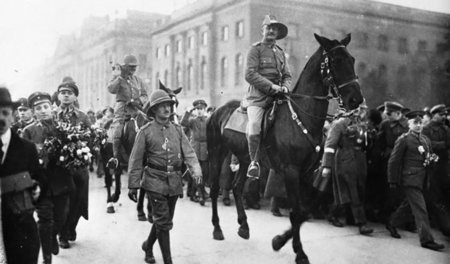 »Im Felde unbesiegt«. Paul von Lettow-Vorbeck zu Pferde hält Ein...