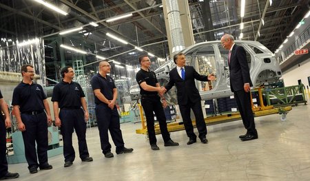 Ungarns Ministerpräsident Viktor Orban (2. v. r.) und Daimler-Vo...
