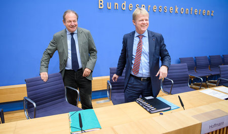 Verdi-Chef Frank Bsirkse (l.) und DGB-Chef Reiner Hoffmann stell...
