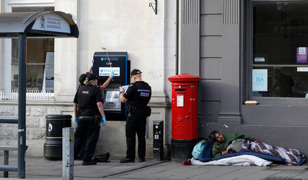 Schein und Sein in Großbritannien: Polizisten sichern die Umgebu...