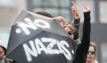 Antifaschistischer Protest gegen eine Kundgebung von Hooligans u...