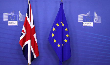 Die britische und die EU-Flagge in der Zentrale der EU-Kommissio...