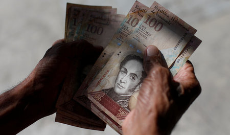 Wegen der Bargeldknappheit monatelang ein seltener Anblick: der ...