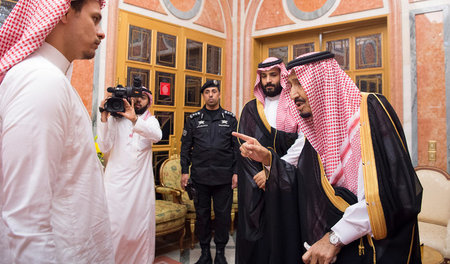 Saudi-Arabiens König Salman bin Abdulasis Al Saud (r.) und Kronp...