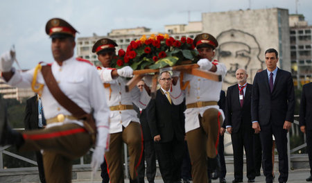 Pedro Sánchez legte am Donnerstag in Havanna ein Kranz am Denkma...