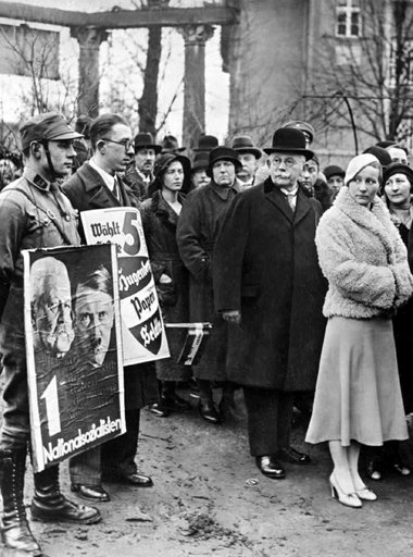 Warten auf die Stimmabgabe: Reichswirtschaftsminister Alfred Hug...