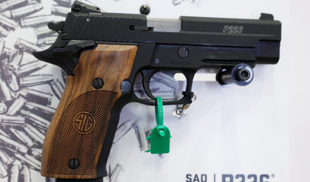 Eine SIG-Sauer-Pistole auf der jährlichen Tagung der National Ri...
