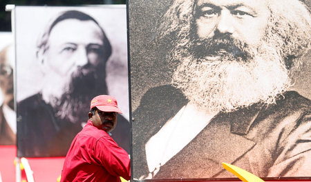 Und nicht vergessen: Männer mit Bart auf einer 1.-Mai-Demo in Co...