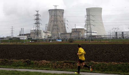 Ruhig, aber bedrohlich: Blick auf Anlagen des belgischen Kernkra...