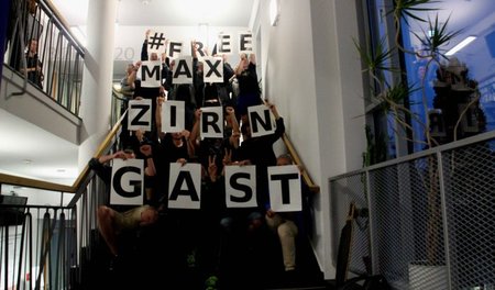 Solidaritätsaktion in Dresden: Teilnehmer eines Bündnistreffens ...