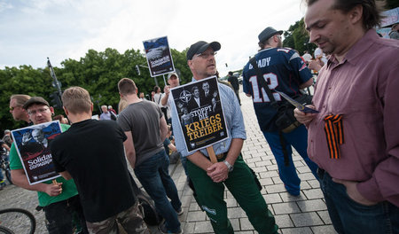 Stichwort »Montagsmahnwachen«: Verschwörungstheoretiker versamme...