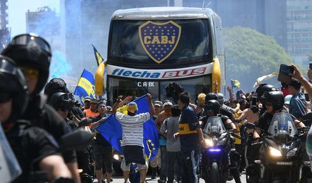 Gleich wird’s hässlich: Der Mannschaftsbus der Boca Juniors erre...