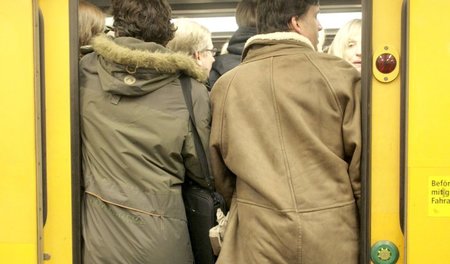 Während der täglichen Stoßzeiten werden Berlins U-Bahnen zu Sard...