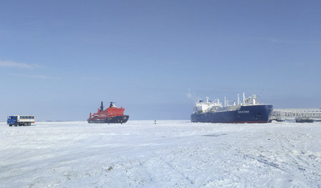 Ein Tanker mit Flüssigerdgas am Hafen von Sabetta auf der sibiri...