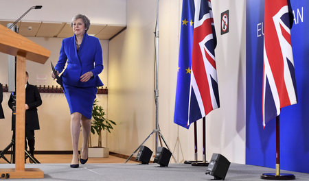 Abschied auf Raten: Die britische Premierministerin Theresa May ...
