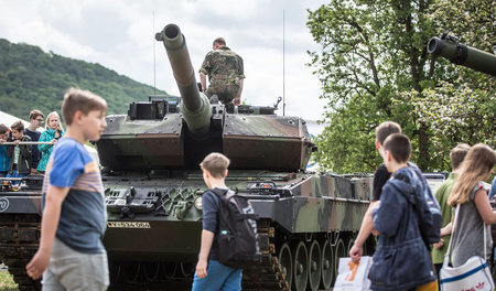 Ein Leopard-Panzer der Bundeswehr wird auf dem Festgelände im he...