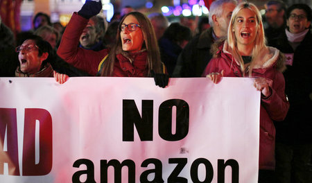 Streikende Amazon-Beschäftigte am Freitag in Torrejon Ardoz in d... Streikende Amazon-Beschäftigte am Freitag in Torrejon Ardoz in d...