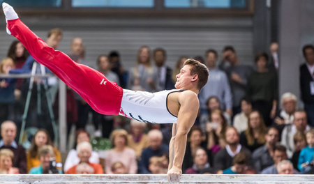 Cottbus, Turnier der Meister 2018: Lukas Dauser turnt am Barren Cottbus, Turnier der Meister 2018: Lukas Dauser turnt am Barren