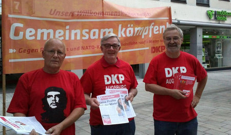 Der Bezirksvorsitzende der DKP Südbayern, Werner Feldmann (links... Der Bezirksvorsitzende der DKP Südbayern, Werner Feldmann (links...