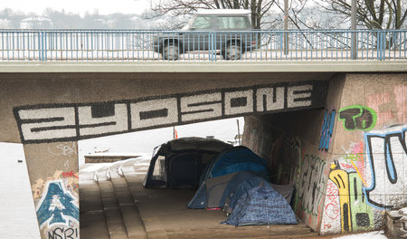 Mehrere Zelte unter der Hamburger Kennedybrücke (29.3.2018) Mehrere Zelte unter der Hamburger Kennedybrücke (29.3.2018)