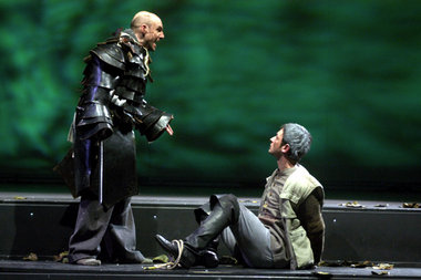 »Weißt du, warum die Menschen Krieg machen?« fragt das Begleithe...