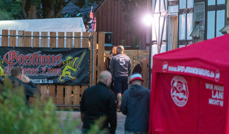 Besucher eines Neonazikonzerts in Thüringen (Kloster Veßra, 25.8... Besucher eines Neonazikonzerts in Thüringen (Kloster Veßra, 25.8...