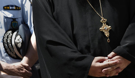 Unheilige Allianz: Ein Polizist und ein orthodoxer Priester bei ...