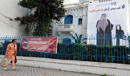 »Nein zur Entweihung Tunesiens, dem Land der Revolution«: Banner...