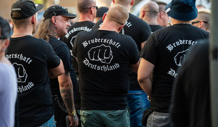 Teilnehmer eines rechten »Trauermarsches« anlässlich der gefunde... Teilnehmer eines rechten »Trauermarsches« anlässlich der gefunde...