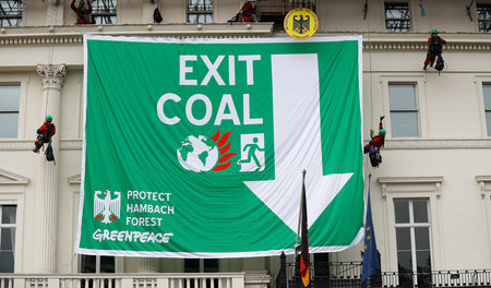 Kohleausstieg: Greenpeace-Plakat an der deutschen Botschaft in L...